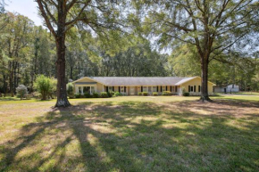 Natures Care Home with Pond, 16 Mi to Memphis!